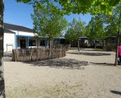 Cour avant de l'école de Boigny-sur-Bionne, mutualisée avec la bibliothèque © ARB-CVL